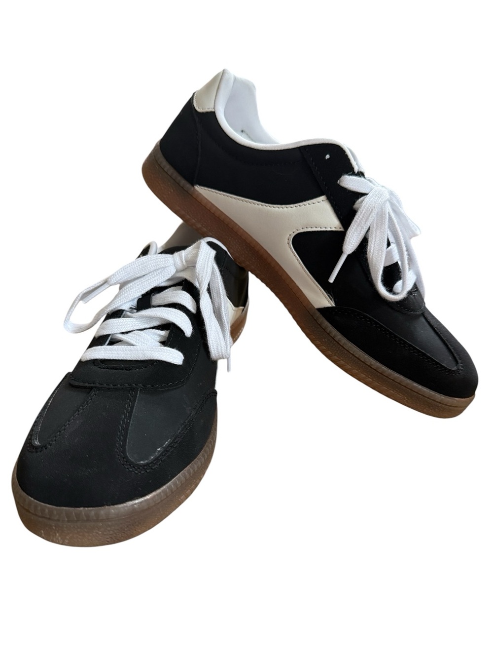 NO BOUNDARIES Women’s Sneakers Never worn Size 11 Brand new!